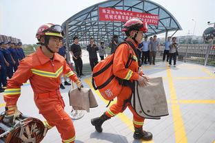 TA记者：现阶段勇士不会交易库明加或穆迪 小邓利维非常重视他俩